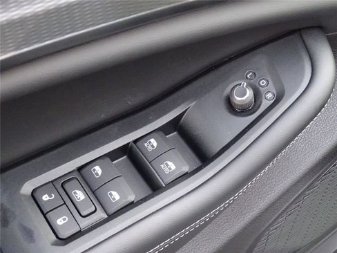 Used 2025 Jeep Grand Cherokee L Altitude image 25