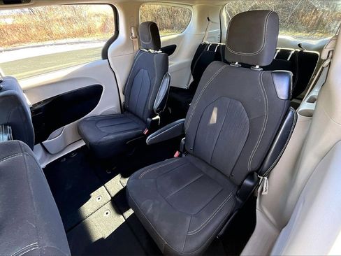 Used 2022 Chrysler Voyager LX image 20