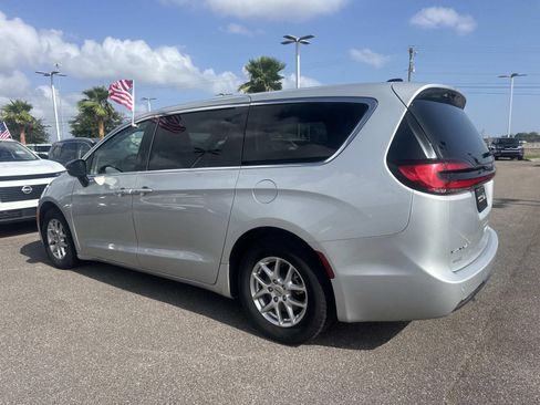Used 2024 Chrysler Pacifica Touring-L FWD image 7