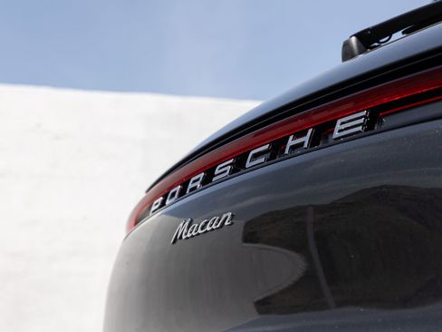 Certified 2025 Porsche Macan AWD/4WD image 12