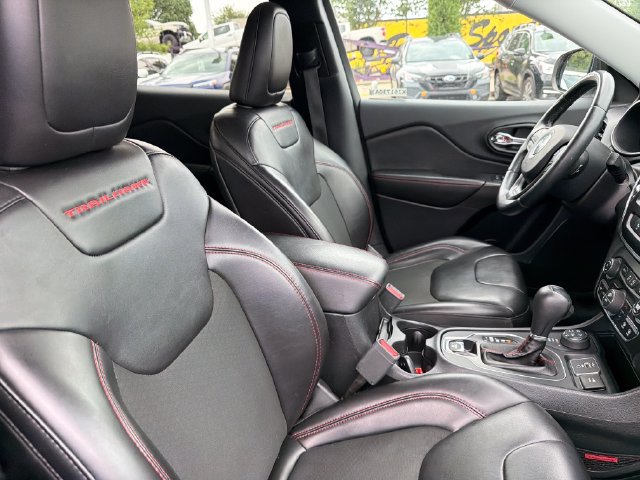 Used 2019 Jeep Cherokee Trailhawk AWD/4WD image 25