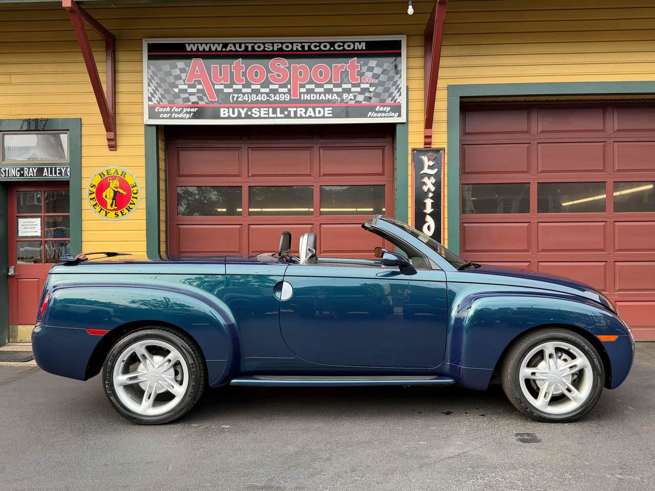 Used 2005 Chevrolet SSR w/ Preferred Equipment Group RWD image 10