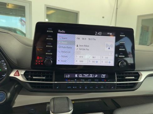 Used 2024 Toyota Sienna XLE w/ XLE Plus Package FWD image 26