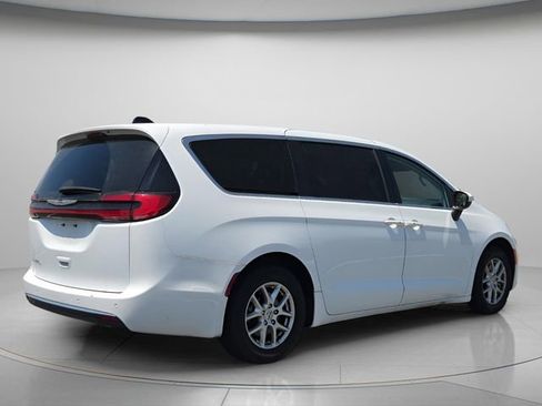 Used 2023 Chrysler Pacifica Touring-L FWD image 7