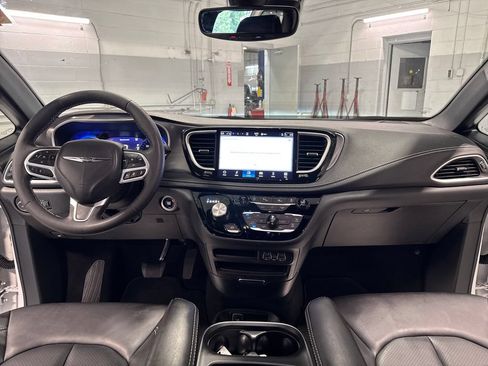 Used 2025 Chrysler Pacifica Select FWD image 36