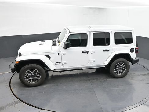 Used 2025 Jeep Wrangler Unlimited Sahara AWD/4WD image 31
