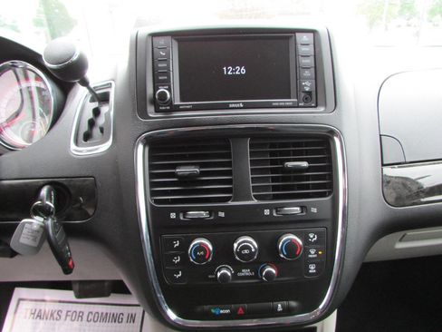 Used 2019 Dodge Grand Caravan SE w/ UConnect Hands-Free Group FWD image 9