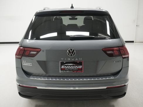 Used 2022 Volkswagen Tiguan SE AWD/4WD image 5
