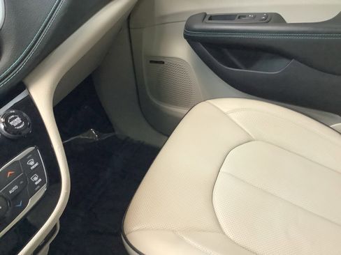 Used 2019 Chrysler Pacifica Limited image 26