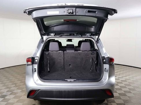 Used 2024 Toyota Highlander LE AWD/4WD image 14