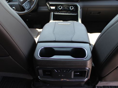 Used 2025 GMC Sierra 3500 Denali AWD/4WD image 16