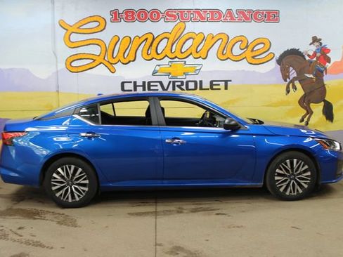 Used 2025 Nissan Altima 2.5 SV FWD image 1