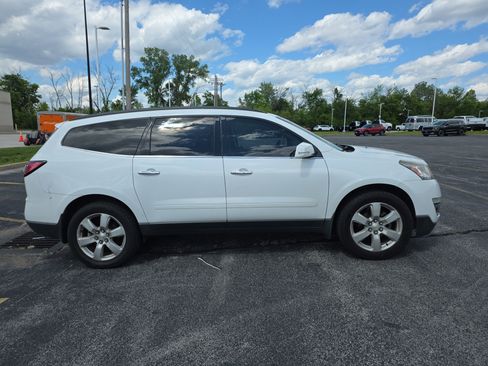 Used 2017 Chevrolet Traverse LT w/ Style and Technology Package FWD image 2