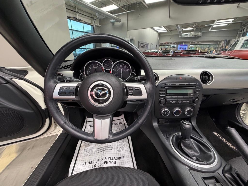 Used 2009 MAZDA MX-5 Miata Touring w/ Suspension Pkg RWD image 9