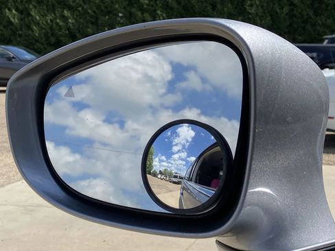 Used 2021 Chrysler Pacifica Touring image 9