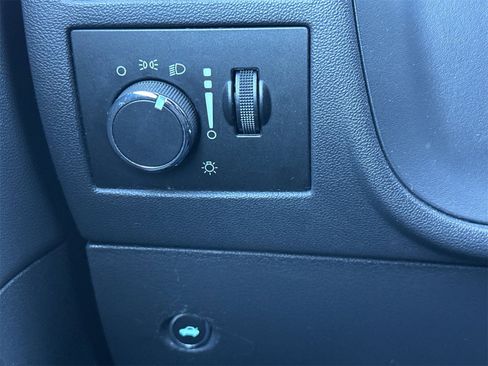 Used 2013 Dodge Challenger SXT image 27