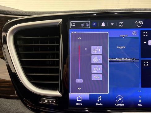 Used 2023 Chrysler Pacifica Limited FWD image 8