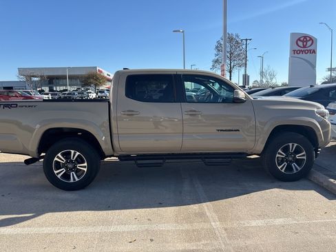 Used 2018 Toyota Tacoma TRD Sport w/ Technology Package image 3
