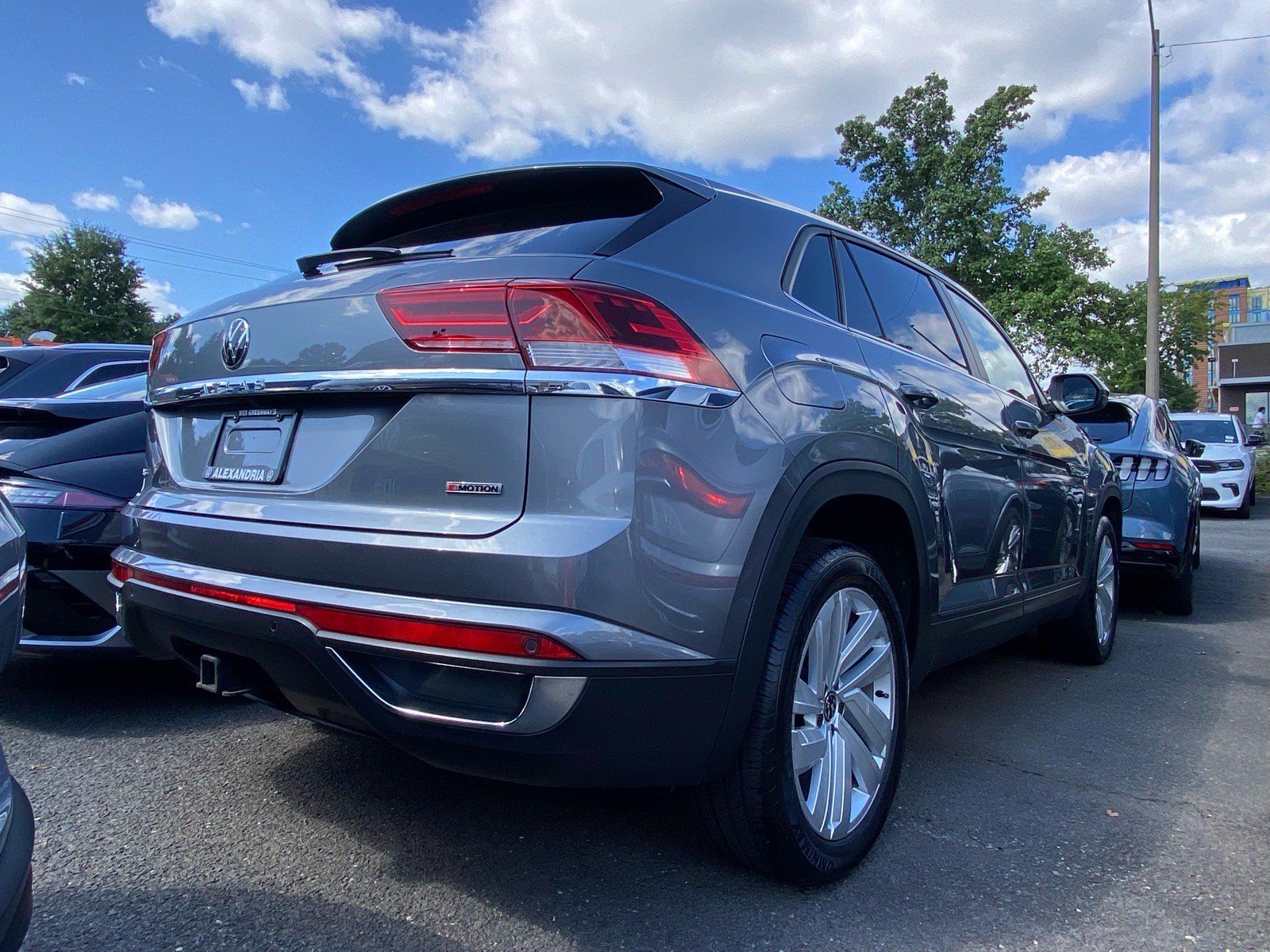 Used 2022 Volkswagen Atlas Cross Sport SE w/ Panoramic Sunroof Package AWD/4WD image 2