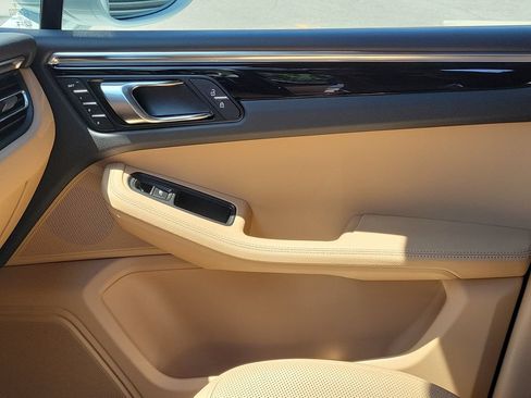 Certified 2025 Porsche Macan AWD/4WD image 23