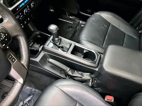 Used 2018 Toyota Tacoma TRD Off-Road AWD/4WD image 15