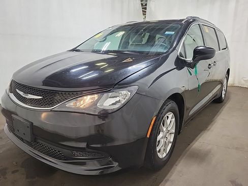 Used 2021 Chrysler Voyager Lxi FWD image 2