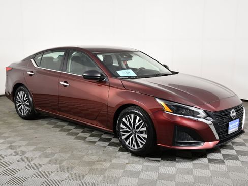 Used 2024 Nissan Altima 2.5 SV FWD image 4