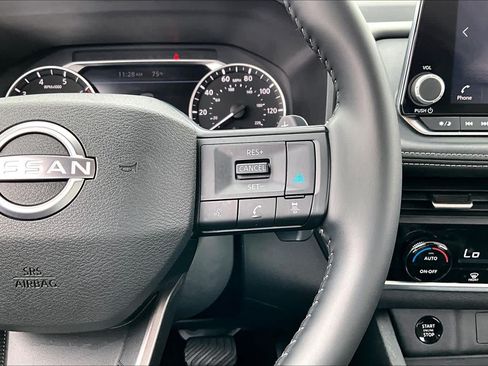 Used 2025 Nissan Rogue SV FWD image 25