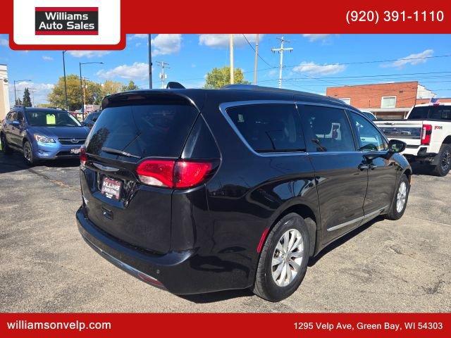 Used 2019 Chrysler Pacifica Touring-L FWD image 3