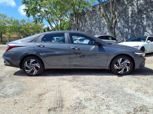 New 2025 Hyundai Elantra SEL image 8