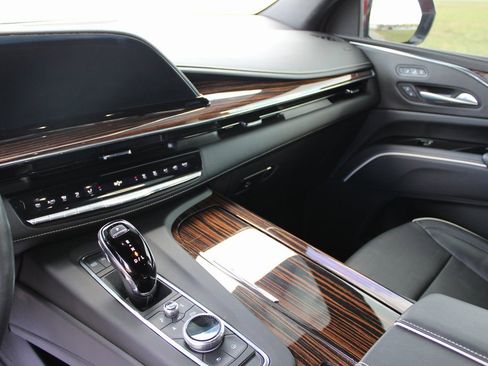 Used 2023 Cadillac Escalade Premium Luxury w/ Performance Package image 15