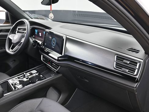 Used 2024 Volkswagen Atlas Cross Sport SE w/ Panoramic Sunroof Package image 36