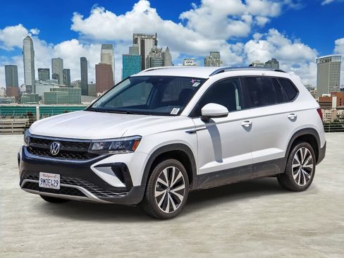 Certified 2024 Volkswagen Taos SE FWD image 1