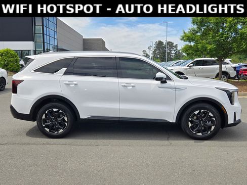 Used 2025 Kia Sorento S w/ Panoramic Sunroof Package FWD image 8