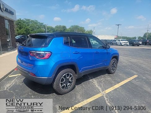 Used 2025 Jeep Compass Trailhawk AWD/4WD image 5
