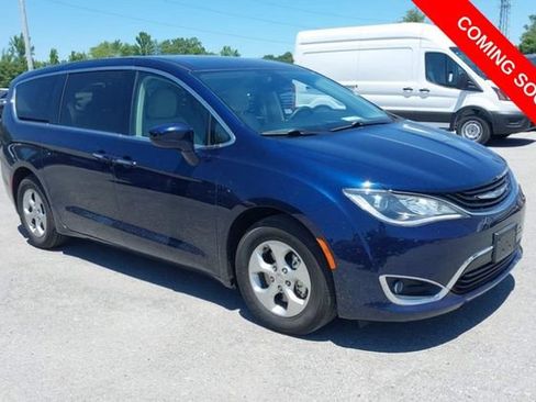 Used 2018 Chrysler Pacifica Touring Plus FWD image 1