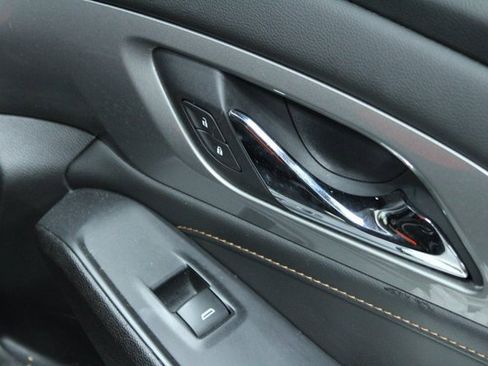 Used 2021 Chevrolet Traverse LT image 9