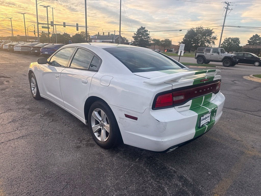 Used 2014 Dodge Charger SE RWD image 3