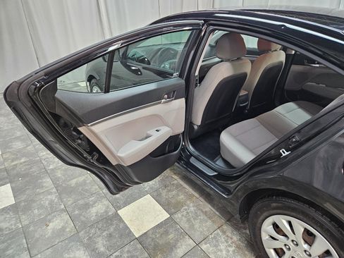 Used 2019 Hyundai Elantra SE image 11