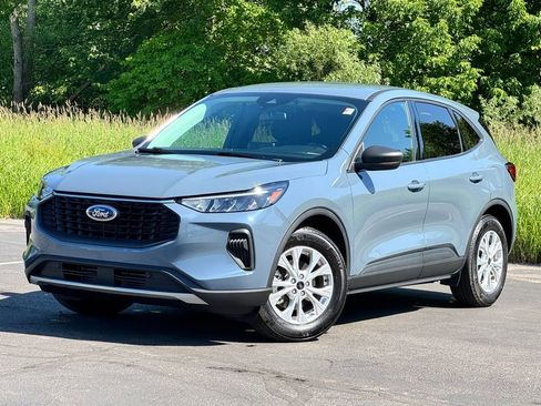 Certified 2025 Ford Escape Active w/ Cold Weather Package FWD image 2