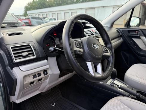 Used 2017 Subaru Forester 2.5i AWD/4WD image 17
