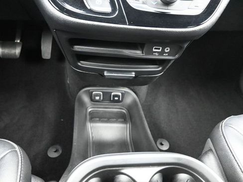 Used 2019 Chrysler Pacifica Touring-L w/ Advanced Safetytec Group image 32