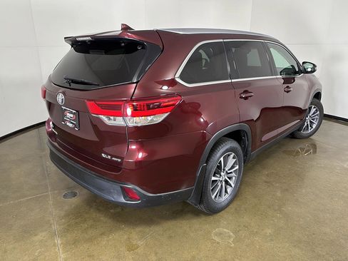 Used 2019 Toyota Highlander XLE AWD/4WD image 10