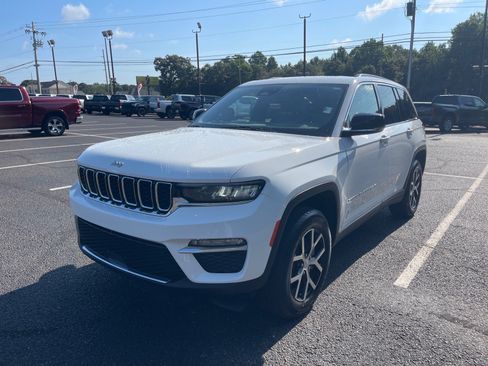 Used 2024 Jeep Grand Cherokee Limited AWD/4WD image 3