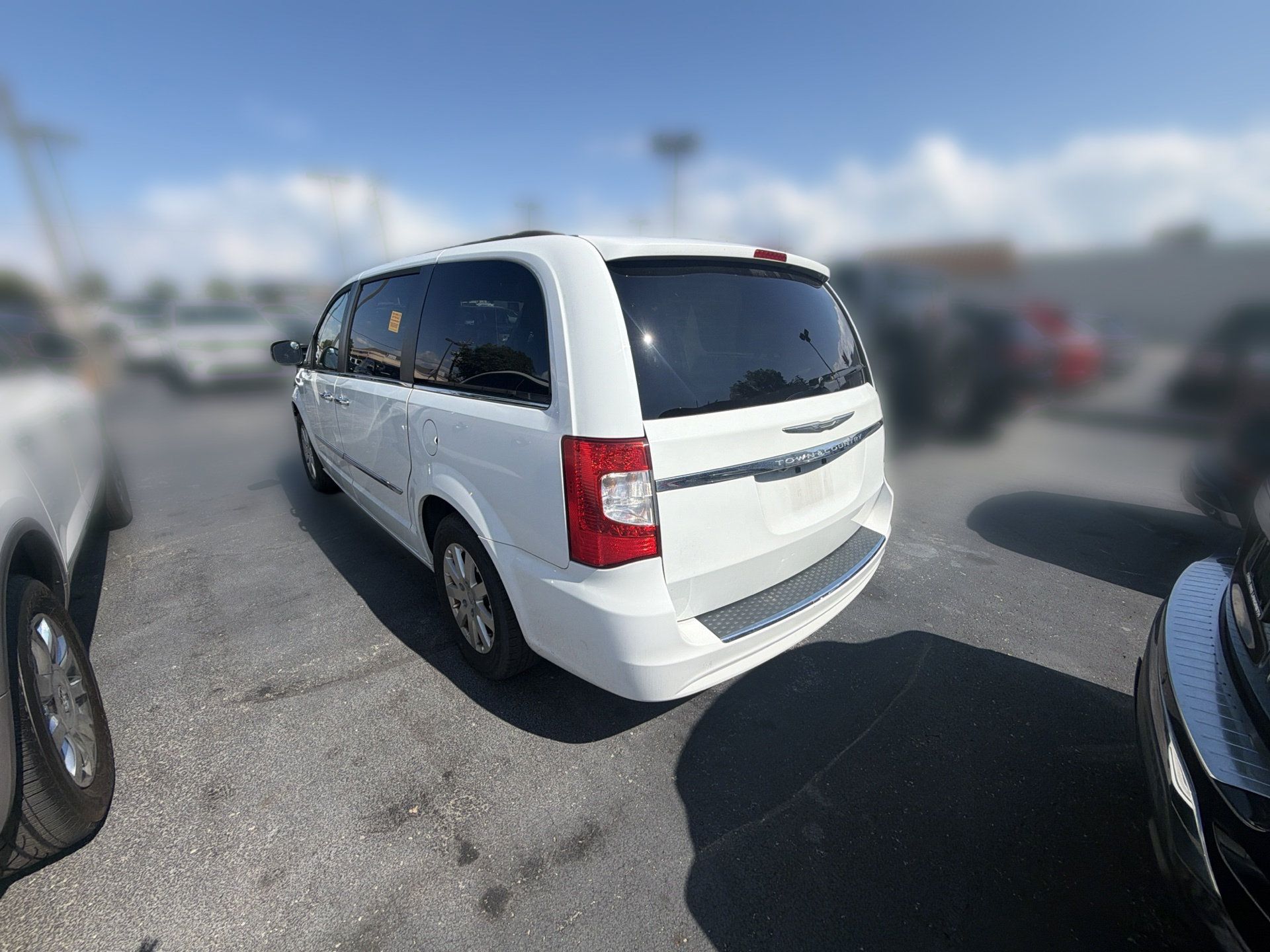 Used 2015 Chrysler Town & Country Touring w/ Driver Convenience Group FWD image 2