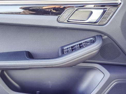 Used 2023 Porsche Macan Base image 11