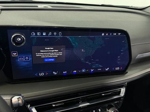 Used 2025 Chevrolet Traverse LT FWD image 18