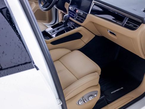 Certified 2026 Porsche Macan AWD/4WD image 18