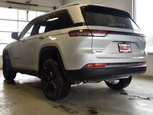 New 2026 Jeep Grand Cherokee Limited w/ Limited Altitude Package AWD/4WD image 11