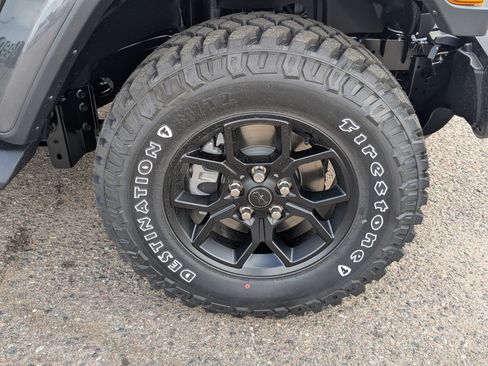 New 2025 Jeep Gladiator Sport image 6